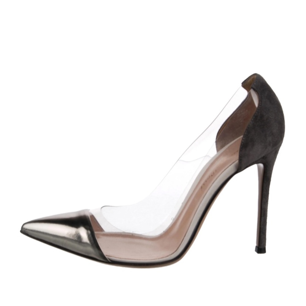 GIANVITO ROSSI
Suede T-Strap Pumps